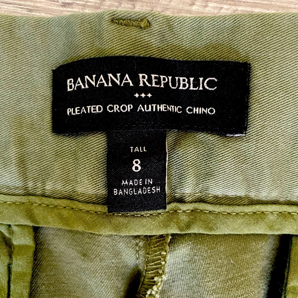 Banana Republic High Rise Pleated Chino’s in 8 Tall Olive color with a tag!